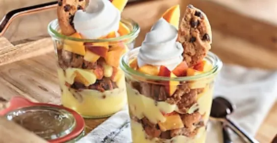 peach cobbler parfait