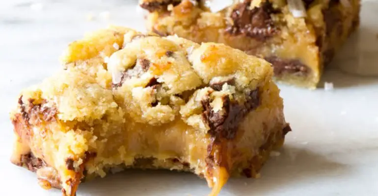 salted caramel choco chip cookie bars