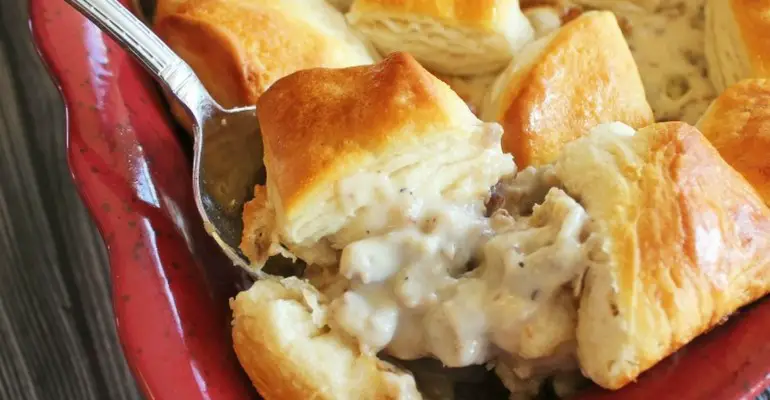 biscuits and gravy casserole