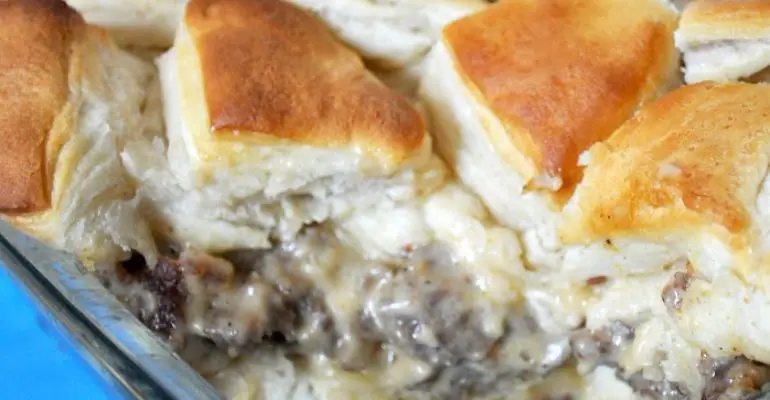 biscuits and gravy casserole