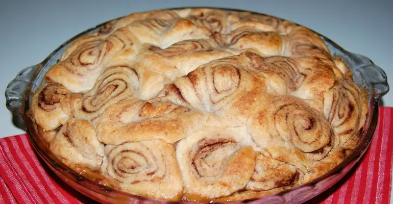 cinnamon roll apple pie