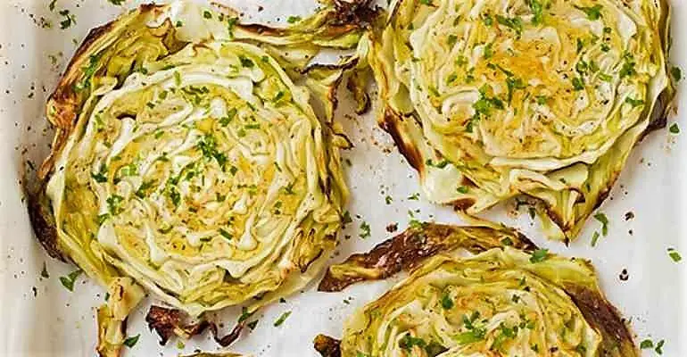 garlic roasted cabbage slices